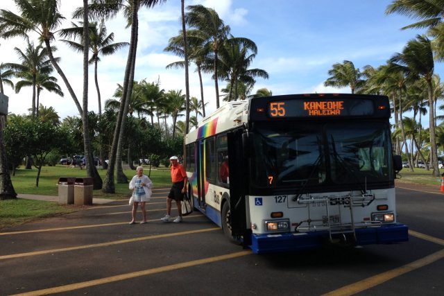 ハワイで最もグッドロケーションなバス停