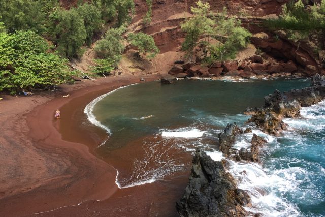 秘密の入り江。赤い砂のシークレットビーチ