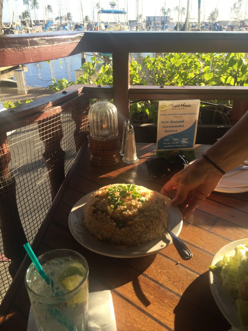 アツ盛り＆ハーバービュー老舗バーレストランのハッピーアワー スマートリップ・ハワイ