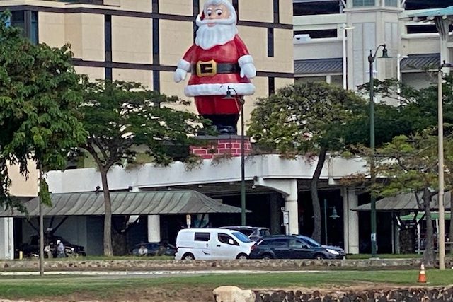 Mele Kalikimaka！ハワイのクリスマスは、アロハ姿のサンタが似合う