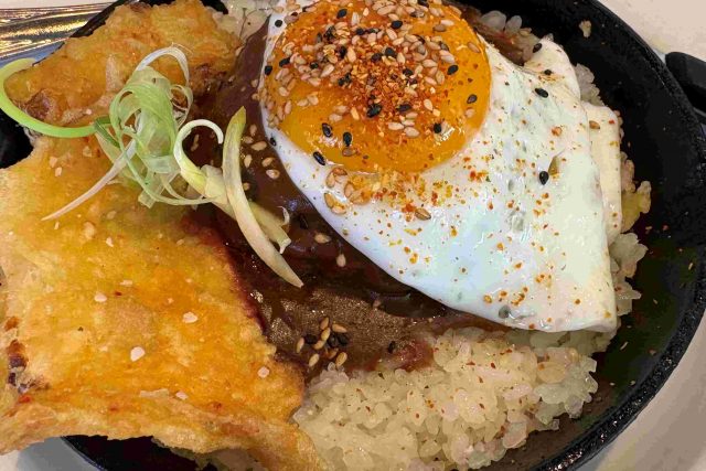 人気のカイムキエリア「Koko Head」のココモコは、おこげが絶品の石焼ロコモコ！？ 食事の後はAlohaの気持ちに感激！！