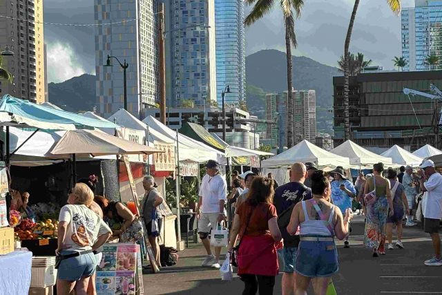 カカアコのファーマーズマーケットは、人気グルメの宝庫