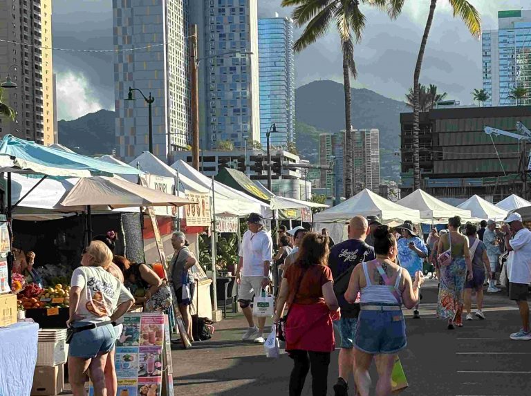 カカアコのファーマーズマーケットは、人気グルメの宝庫