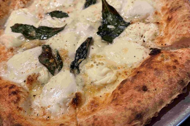 ハワイで本当に美味しいピザはここだ！クヒオ通りアペティート