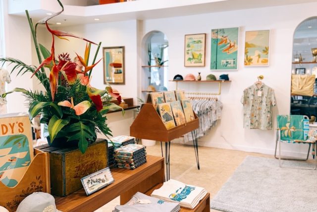 ハワイアンアートの「ニック・カッチャー・アート&ヴィンテージ」がモアナサーフライダーにオープン