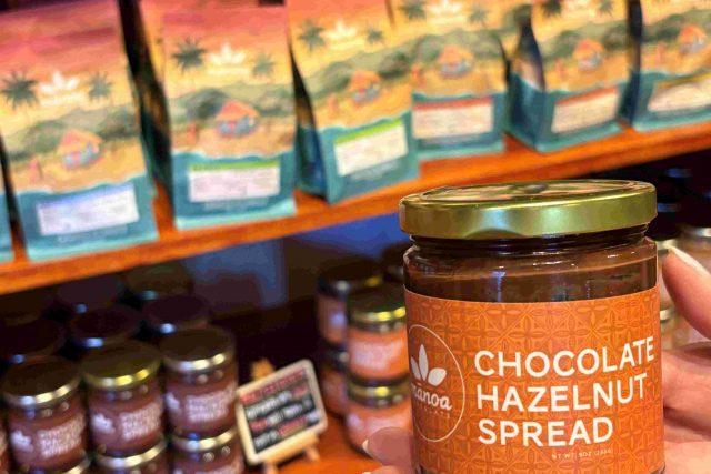 カイルアの「マノアチョコレート」で、チョコレートのテイスティング