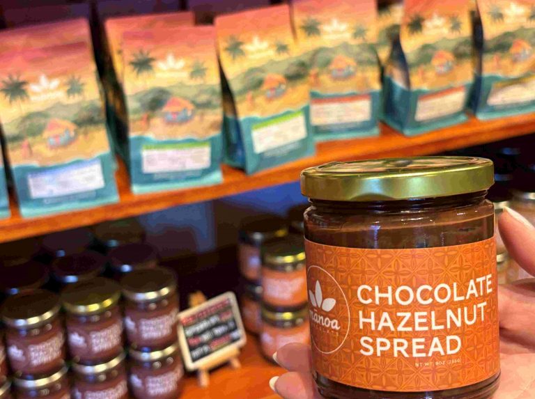 カイルアの「マノアチョコレート」で、チョコレートのテイスティング