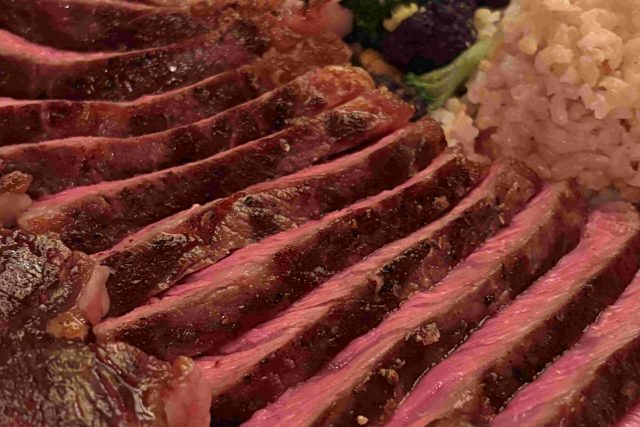 ハワイの人々に愛された高品質な味とサービスは「Hy‘s Steak House」にある